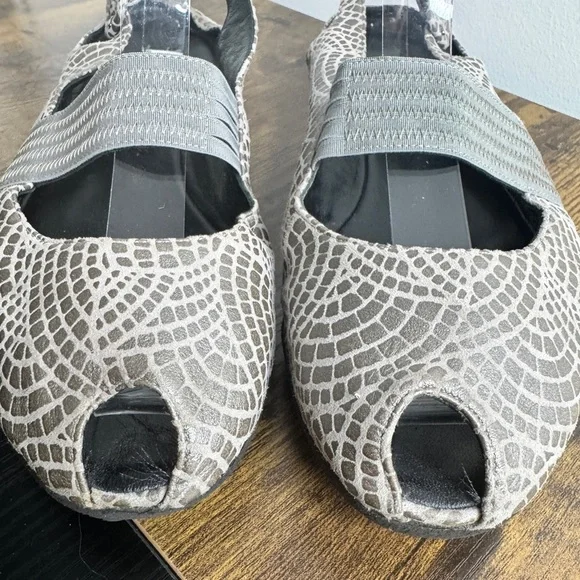 Thierry Rabotin Silver Patterned Peep Toe Flats - Picture 6 of 11